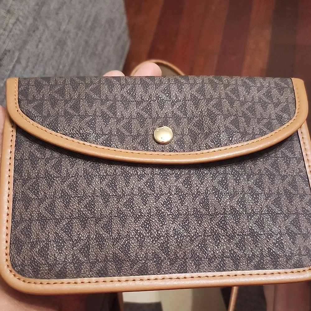 Micheal Kors Eva Leather Tote W/Pouch EUC - Picture 13 of 16